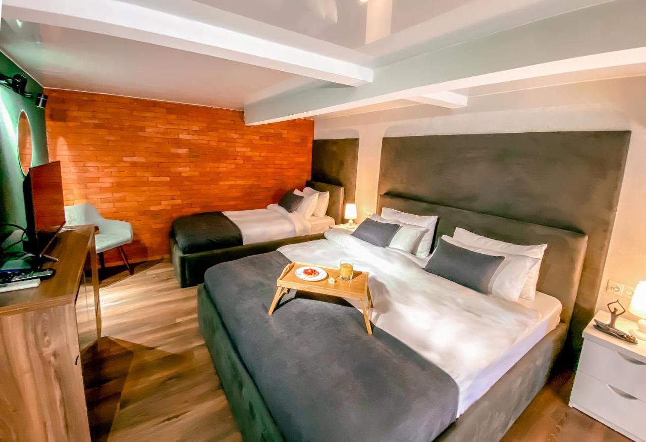 Luxury Inn Тбилиси Стая снимка